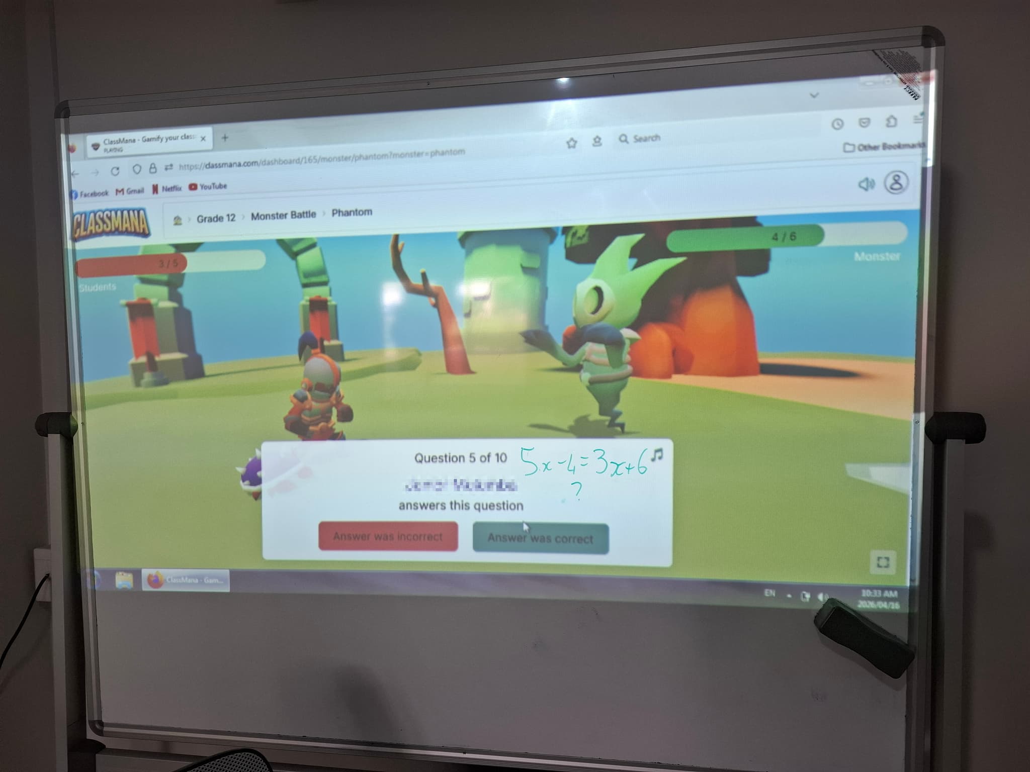Foto von Dan Taviv in seinem Klassenzimmer